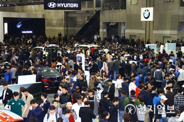 [천지일보=김정필 기자] 30일 경기 고양시 일산 킨텍스에서 열린 ‘2019 서울모터쇼’에서 관람객들이 BMW 전시장에 전시된 차량을 살펴보고 있다. 올해 모터쇼에는 국내·외 완성차 브랜드 21개 등 총 227개 업체가 참가해 신차 39종을 포함한 270여개 차량이 전시된다. ⓒ천지일보 2019.3.30