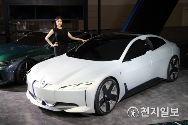 BMW 코리아가 28일 경기도 고양시 킨텍스에서 열린 ‘2019 서울모터쇼 프레스데이 행사’에서 콘셉트카 ‘i 비전 다이내믹스’를 공개하고 있다. (제공: BMW코리아) ⓒ천지일보 2019.3.28