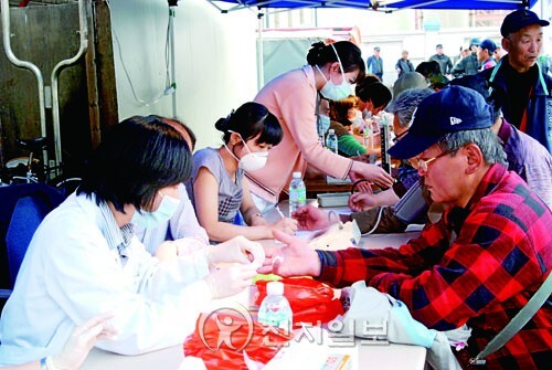 24일 오후 서울역 부근 무료 결핵검진 부스에서 노숙인들이 결핵 검진을 받고 있다. ⓒ천지일보