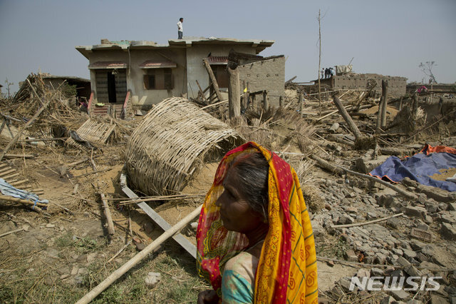 3월 31일(이하 현지시간) 네팔 남부에 뇌우를 동반한 폭풍이 휩쓸고 지나가 1일 카트만두 남쪽 125km 떨어진 바라 마을에서 한 여성이 무너진 자신의 집 앞에 넋을 잃고 서 있다. 이번 폭풍으로 최소 28명이 숨지고 수백명이 부상한 가운데 구조대가 고립된 지역에서의 구조를 위해 총력을 기울이고 있다. (출처: AP/뉴시스)
