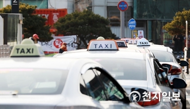 [천지일보=남승우 기자] 승강장에 줄지어 서 있는 택시 모습. ⓒ천지일보 2019.4.1