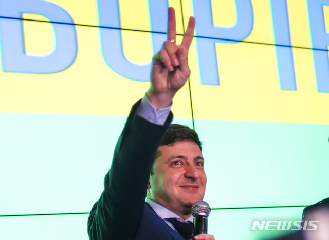 코미디언 출신 후보 볼로디미르 젤렌스키(41)가 31일(현지시간) 치러진 우크라이나 대통령선거 출구조사에서 30%가 넘은 득표율로 1위를 차지했다. 젤렌스키 후보가 이날 투표이후 손가락으로 'V'자를 만들어 보여주고 있다. (출처: 뉴시스)