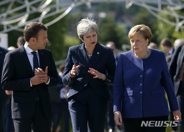 【소피아(불가리아)=AP/뉴시스】 작년 5월 17일(현지시간) 불가리아 소피아에서 에마뉘엘 마크롱(왼쪽) 프랑스 대통령, 테리사 메이(가운데) 영국 총리, 앙겔라 메르켈 독일 총리가 함께 회의장으로 이동하고 있다. 4일 마크롱 대통령은 '유럽 개혁 로드맵'을 발표하며 2016년 치러진 브렉시트 국민투표는 '유럽 위기의 상징'이라고 표현했다. (출처: 뉴시스) 2019.03.05.