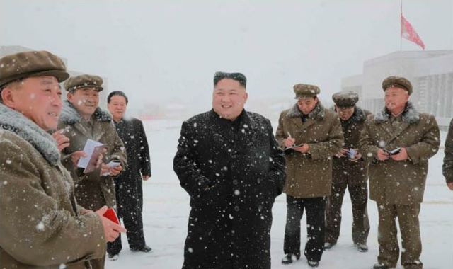 김정은 국무위원장이 삼지연군을 현지지도했다고 북한 관영매체가 30일 보도했다. 김 위원장의 행보 공개는 지난 11일 삼지연관현악단 극장 현지지도 이후 19일만이다. (출처: 뉴시스)