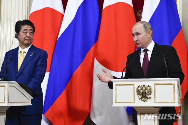 러시아를 방문한 아베 신조 일본 총리와 러시아 푸틴 대통령(출처: 뉴시스)