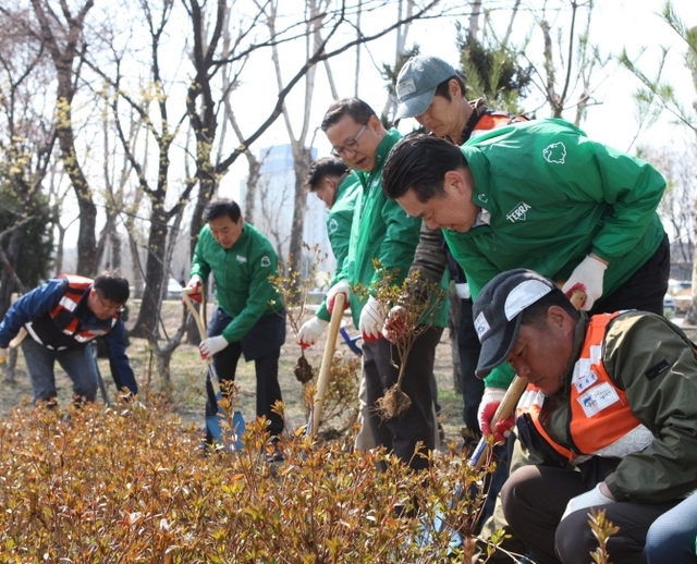 하이트진로 김인규 대표와 협력사 임직원들이 4일 선유도공원 인근에서 아름다운숲 조성 프로젝트에 동참해 나무를 심고 있다. ⓒ천지일보 2019.4.5