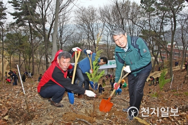 전북 정읍시가 제74회 식목일을 맞아 5일 오전 유진섭 시장(오른쪽))을 비롯한 산하 공무원과 기관·단체의 임업인, 시민단체, 시민 등 350여명이 참여해 나무를 심고 있다. (제공: 정읍시) ⓒ천지일보 2019.4.5