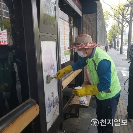 의정부시시설관리공단이 봄철 버스정류장 물청소를 하고 있는 모습 (제공: 의정부시시설관리공단) ⓒ천지일보 2019.4.6