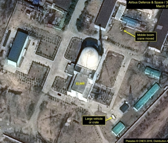 38노스가 5일(현지시간) 지난달 촬영된 북한 영변 핵단지 위성사진 분석을 통해 경수로 인근에서 지난달 19일에는 관측되지 않았던 크레인 붐이 22일에는 관측됐다가 28일에는 다른 건물로 이동했다고 밝혔다.  (출처: 38노스 캡쳐)