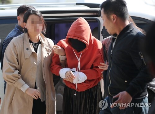 (수원=연합뉴스) 마약 투약 혐의로 경찰 조사를 받고 있는 남양유업 창업주의 외손녀 황하나(31) 씨가 4일 오후 경찰에 체포돼 경기도 수원시 경기남부지방경찰청으로 압송되고 있다.