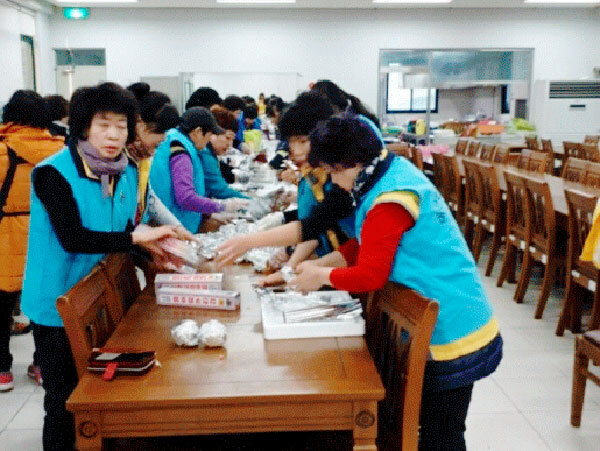 지난 5일 고성군재향군인회여성회 회원들이 아야진초등학교에 마련된 대피소에서 이재민들의 식사를 위해 김밥을 만들고 있다. (제공: 대한민국재향군인회) ⓒ천지일보 2019.4.7