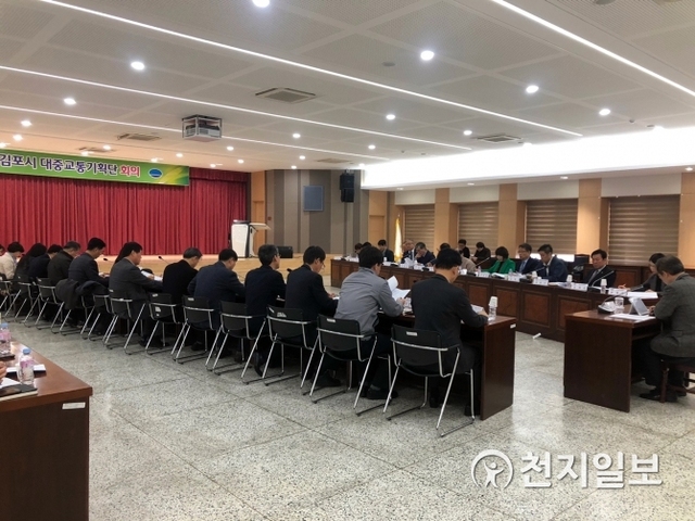 지난 2일 시청 대회의실에서 대중교통기획단의 첫 번째 정기회의가 열린 가운데 발제를 하고 있다. (제공: 김포시) ⓒ천지일보 2019.4.7
