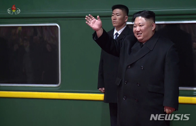 북한 조선중앙TV는 5일 김정은 국무위원장이 베트남 공식 친선방문을 성과적으로 마치고 전용열차로 평양에 도착했다고 방송했다. (출처: 뉴시스)