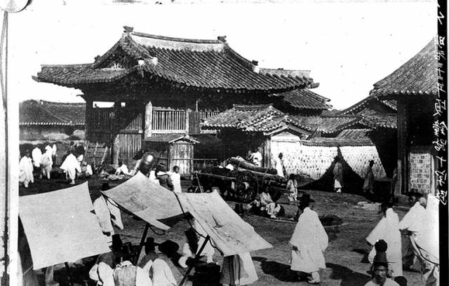 1899년경의 서울 종로구 종로 보신각 (출처: 국립중앙박물관)