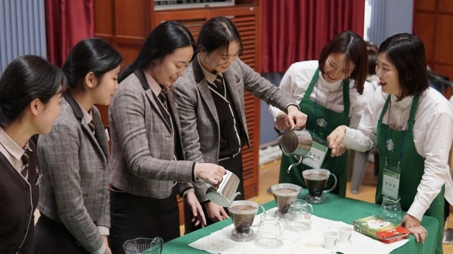 부산마케팅고 학생들이 커피 테이스팅  프로그램에 참여하고 있다. (제공: 스타벅스커피 코리아) ⓒ천지일보 2019.4.8