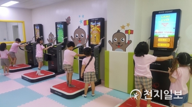 유치원생들이 인천 여성의광장 광장놀이터에 설치된 KJ이노베이션의 ‘엑서하트’ 기기를  즐기고 있다. (제공: KJ이노베이션) ⓒ천지일보 2019.4.9