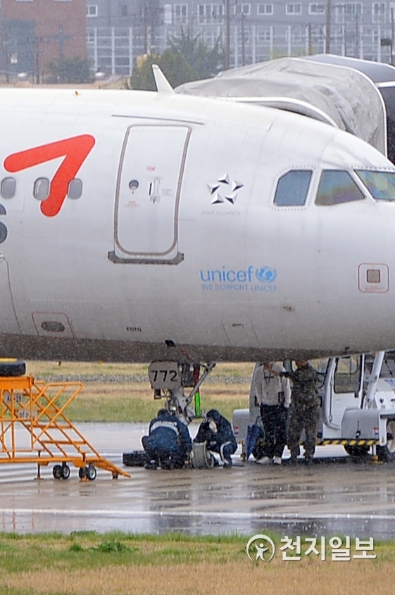 9일 오후 광주공항에 착륙 도중 앞바퀴가 파손된 아시아나항공기(A320 기종·OZ8703편)가 서있다. (제공: 뉴스1) ⓒ천지일보 2019.4.10