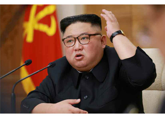 김정은 북한 노동당 중앙위원장이 지난 9일 개최된 노동당 정치국 확대회의를 주재하면서 손을 들고 역설하고 있다. (출처: 뉴시스)