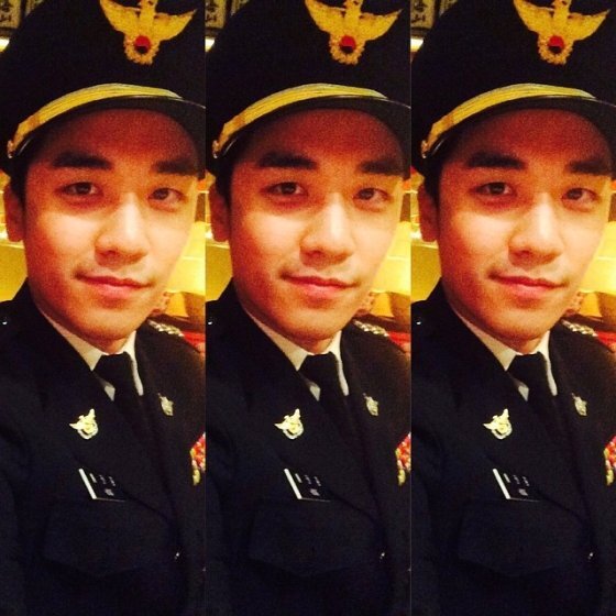 승리가 2014년 자신의 인스타그램에 경찰 제복을 입고 올렸다가 삭제한 사진. (출처: 승리 인스타그램 캡쳐)