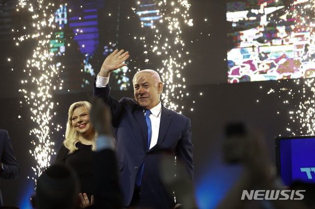 베냐민 네타냐후 이스라엘 총리가 10일(현지시간) 텔아비브에서 총선 투표가 종료된 후 지지자들에게 손을 흔들고 있다. (출처: 뉴시스)