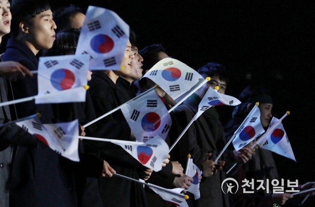 [천지일보=남승우 기자] 대한민국 임시정부 수립 제100주년인 11일 오후 서울 여의도 공원 문화의 마당에서 열린 제100주년 대한민국임시정부수립 기념식에서 참석자들이 태극기를 흔들고 있다. ⓒ천지일보 2019.4.11