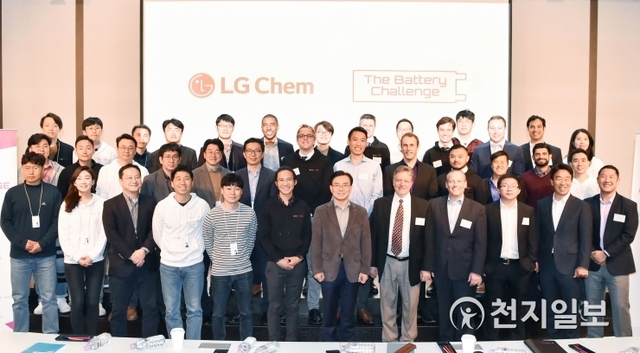 LG화학이 지난 10일 마곡 LG사이언스파크에서 ‘더 배터리 챌린지’ 피치데이를 개최한 가운데 참석자들이 기념촬영을 하고 있다. (제공: LG화학) ⓒ천지일보 2019.4.11