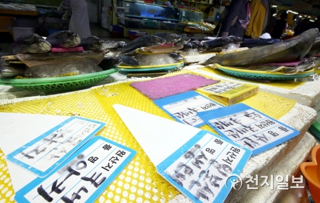 [천지일보=신창원 기자] 후쿠시마 수산물 수입금지에 관한 일본과의 분쟁에서 세계무역기구(WTO)의 항소심 판결이 12일 새벽 승소했다. 이날 오후 수도권의 한 수산시장 가판대에 일본산 생선이 판매되고 있다.한국은 2013년 9월부터 수입금지 대상 수산물을 후쿠시마현을 비롯한 인근 8개 현의 수산물 28종으로 확대했다. 일본은 이 조치가 부당하다며 이를 WTO에 제소한 바 있다. ⓒ천지일보 2019.4.12