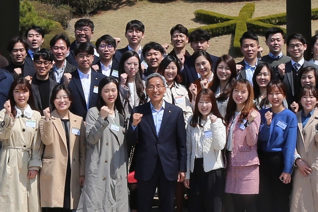KB금융그룹 윤종규 회장(맨 앞줄 가운데)이 워크샵 참석자들과 함께 기념촬영을 하고 있다. (제공: KB금융)