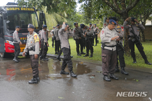 24일(현지시간) 쓰나미가 덮친 인도네시아 탄중레숭 지역에서 경찰관들이 수색작업에 돌입할 채비를 갖추고 있다. (출처: 뉴시스)