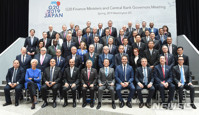 홍남기 경제부총리 겸 기획재정부 장관이 12일(현지시간) 미국 워싱턴 국제통화기금(IMF)에서 열린 G20재무장관회의에 참석해 각국 참석자들과 기념사진을 찍고 있다. (출처: 뉴시스)
