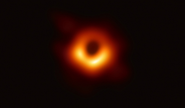 EHT 연구진이 공개한 블랙홀의 이미지. (출처: EHT 홈페이지)