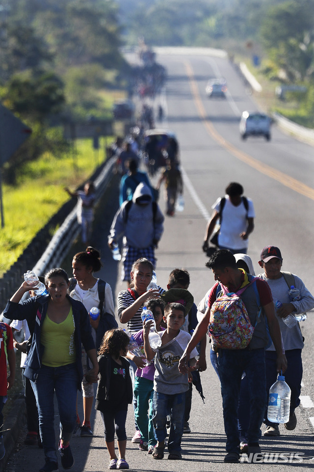 온두라스 이민자들이 멕시코 타파출라 도로에서 미국 국경을 향해 행군하고 있다(출처: 뉴시스)
