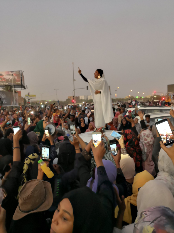 이번 북아프리카 민주화 시위의 특징은 여성들이 시위의 중심으로 부상한 점이다. 이번 수단 시위를 이끈 여성인 알라 살라와 그를 따르는 군중들의 모습이 담긴 이 사진은 전 세계적으로 유명세를 탔다. (출처: 알라 살라 트위터 캡처)