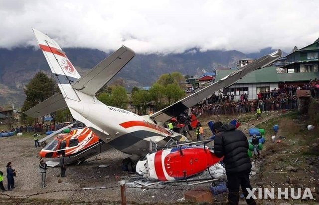 네팔 솔루쿰부 에베레스트산 인근 루클라 공항 소형 비행기 충돌 현장에서 구조대가 대응하고 있다(출처: 뉴시스)