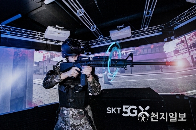 SK텔레콤과 육군사관학교가 군 최초로 5G 기술을 기반으로 한 ‘스마트 육군사관학교’ 구축에 나선다고 15일 밝혔다. 사진은 육사 생도가 VR 기반 정밀사격훈련 시뮬레이터로 전시 상황 사격훈련을 받고 있다. (제공: SK텔레콤) ⓒ천지일보 2019.4.15