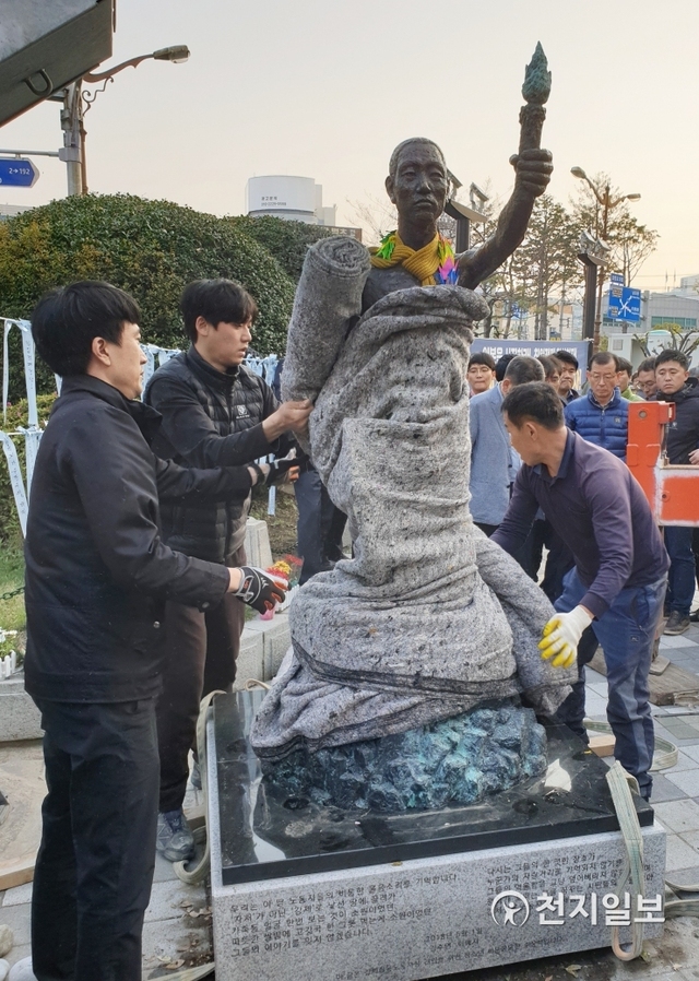 부산시가 지난 12일 오후 부산 동구 정발 장군 동상 인근에 있던 노동자상에 대한 행정대집행을 하고 있다. ⓒ천지일보 2019.4.15