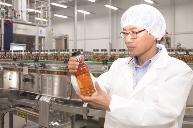 삼양패키징의 아셉틱(무균) 충전 설비에서 음료가 생산되고 있다. (제공: 삼양홀딩스) ⓒ천지일보 2019.4.15