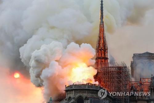 15일(현지시간) 프랑스 파리 노트르담 대성당에서 큰불이 나 후면 건물의 지붕이 무너졌다. (출처: 연합뉴스)