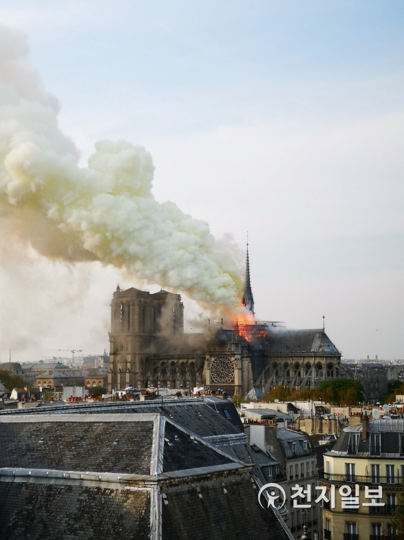 프랑스 파리의 명소 중 한 곳인 노트르담 대성당에서 15일 오후(현지시간) 큰 화재가 발생했다. (출처: SettembriniG 트위터 캡처)