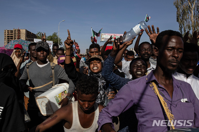 15일(현지시간) 수단 수도 카르툼의 육군본부 인근에서 시민들이 시위를 이어가고 있다(출처: 뉴시스)