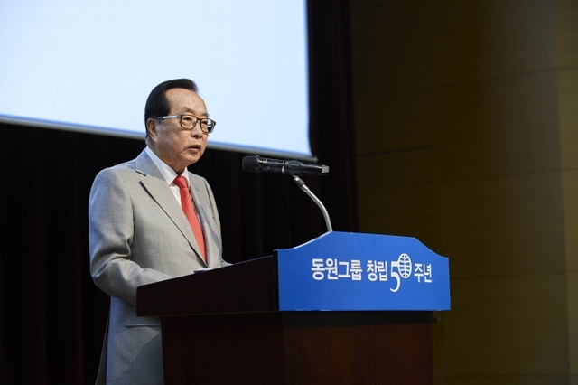 김재철 동원그룹 회장이 16일 창립 50주년 행사에서 기념사를 전하고 있다. 김 회장은 이날 전격 퇴진 의사를 밝혔다. (제공: 동원그룹)