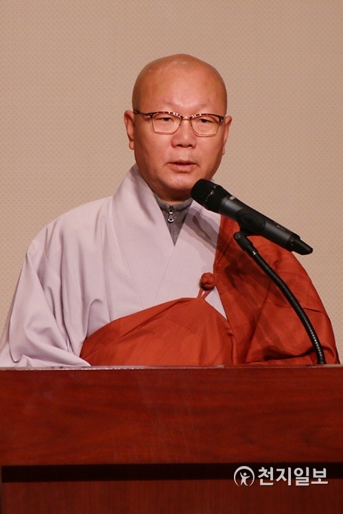 [천지일보=이지솔 기자] 대한불교조계종이 기해년 새해를 맞아 2일 오전 서울 종로구 한국불교역사문화기념관 전통문화예술공연장에서 ‘중앙종무기관과 산하기관 시무식’을 진행한 가운데 포교원장 지홍스님이 신년 덕담을 발표하고 있다. ⓒ천지일보 2019.1.2