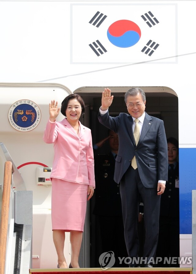 (성남=연합뉴스) 문재인 대통령과 김정숙 여사가 16일 오후 서울공항에서 출국 전 인사하고 있다.