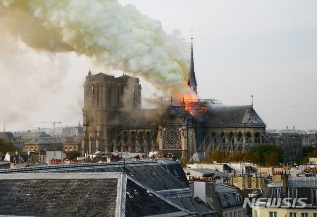 프랑스 파리의 명소 중 한 곳인 노트르담 대성당에서 15일 오후(현지시간) 큰 화재가 발생했다. (출처: 뉴시스)