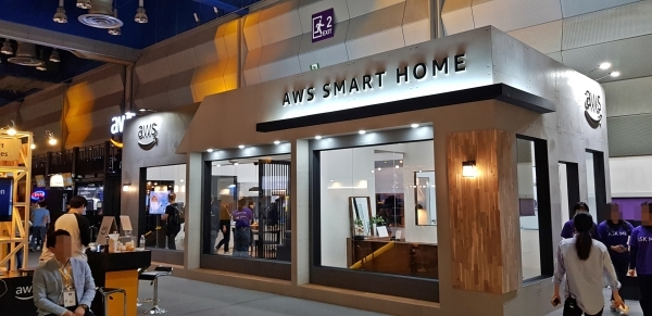 GS건설이 17일 서울 강남구 코엑스 컨벤션 센터에서 열린 ‘AWS 서밋 서울 2019’에서 국내 건설업체로는 유일하게 참가해 아마존의 알렉사와 연동된 스마트 홈 시현 부스를 운영하고 있다. (제공: GS건설)