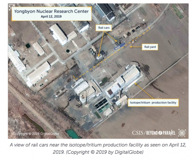16일(현지시간) CSIS가 올린 영변 핵 연구시설의 우라늄 농축 시설과 방사화학 실험실 인근에 5대의 특수 궤도차가 존재할 가능성을 제기한 위성사진. (출처: 미국 싱크탱크 전략국제문제연구소 홈페이지 캡처)