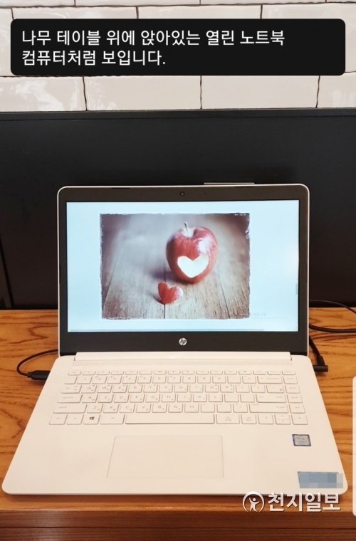 [천지일보=정다준 기자] 17일 서울 중구 한 카페에서 시각장애인 전용 음성안내 앱 ‘설리번+’을 시연하고 있다. 사진은 이미지 묘사 기능으로 촬영한 것으로 ‘나무 테이블 위에 앉아있는 열린 노트북 컴퓨터처럼 보입니다’라고 안내하고 있는 모습. ⓒ천지일보 2019.4.17
