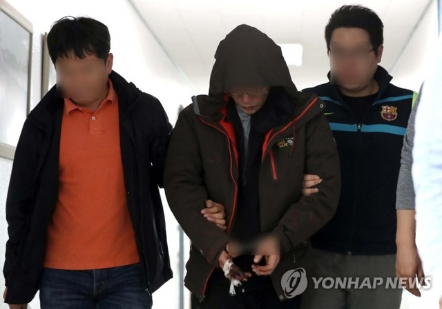 진주 아파트 방화·살해 혐의를 받는 안모(42)씨가 17일 오후 경남 진주경찰서 진술녹화실에서 나오고 있다. (출처: 연합뉴스)