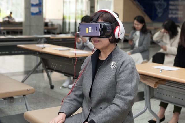 강정애 숙명여대 총장이 15일 교내에서 진행한 VR면접 프로그램에 직접 참여해 면접체험을 하고 있다. (제공: 숙명여자대학교)