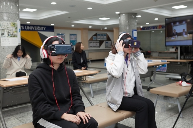 숙명여자대학교가 지난 15일 교내에서 VR면접 프로그램을 진행한 가운데 재학생이 모의면접을 체험하고 있다. (제공: 숙명여자대학교)